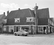 18544 Gezicht op de, in de Amandelstraat gelegen, voorgevels van de huizen Ondiep 9-11 te Utrecht.